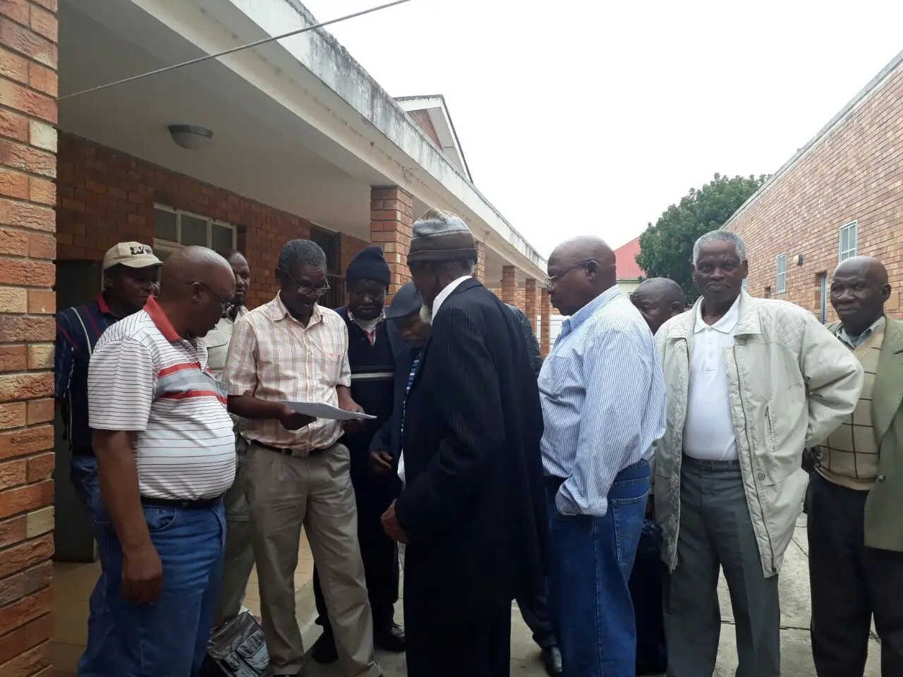 Figure 1: Members of the Prudhoe Community discussing the matter outside the Land Claims Court sitting in Port Alfred